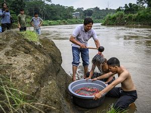 Jelang Ramadan, Warga Tangsel Mandi Air Kembang di Sungai Cisadane