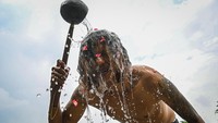 Tradisi Padusan dengan menggunakan air kembang dari Sungai Cisadane tersebut merupakan tradisi masyarakat setempat untuk membersihkan diri jelang bulan Ramadan.