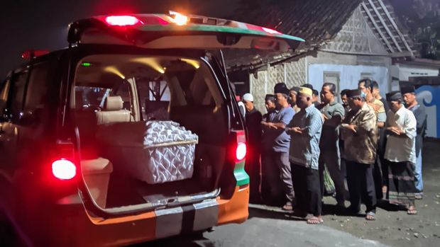 Jenazah kakek yang ditemukan tewas di selokan dipulangkan ke Desa Bulusan, Kecamatan Karangdowo, Klaten usai autopsi, Minggu (3/3/2024).