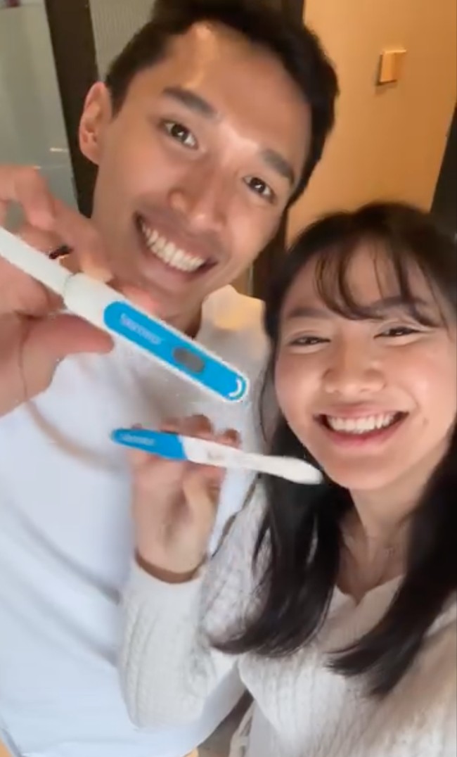 Dengan wajah bahagia Jonathan dan Shanju yang kompak mengenakan pakaian berwarna putih tampak memamerkan hasil test pack positif ke kamera. Foto: Instagram/@shanju