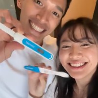 Dengan wajah bahagia Jonathan dan Shanju yang kompak mengenakan pakaian berwarna putih tampak memamerkan hasil test pack positif ke kamera. Foto: Instagram/@shanju