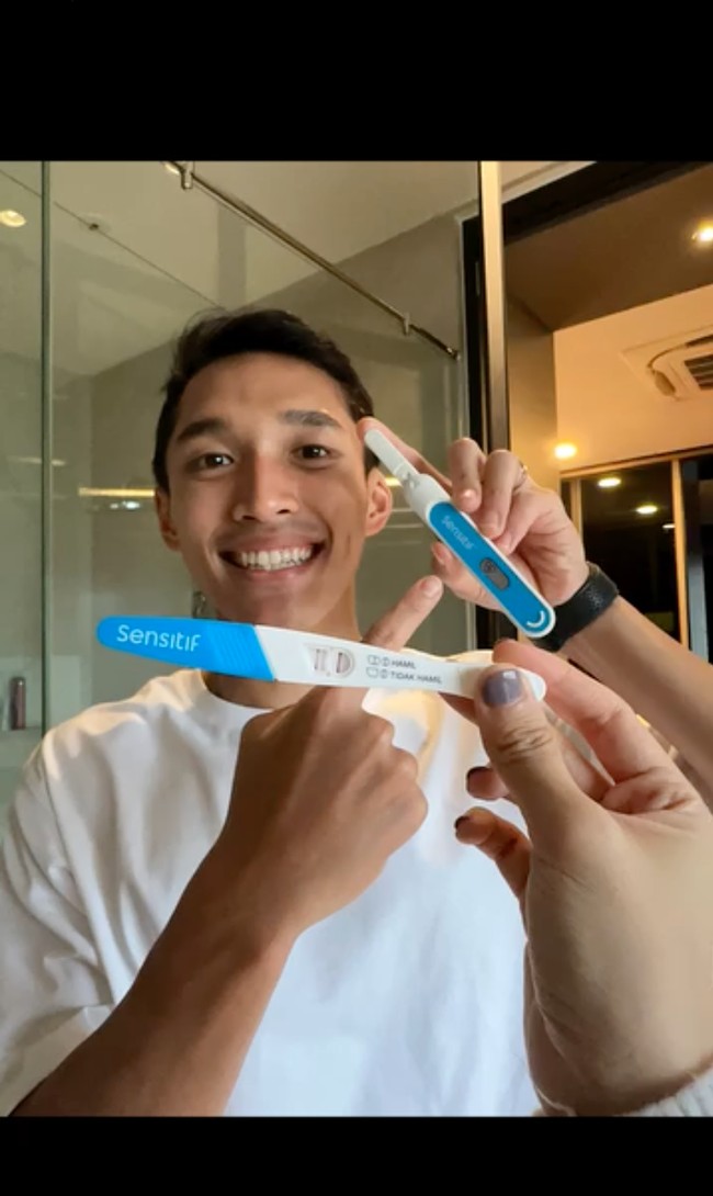 “Our greatest adventure yet begins with a little heartbeat,” tulis keterangan unggahan. Unggahan itu pun langsung dibanjiri ucapan selamat dari para netizen. Foto: Instagram/@shanju