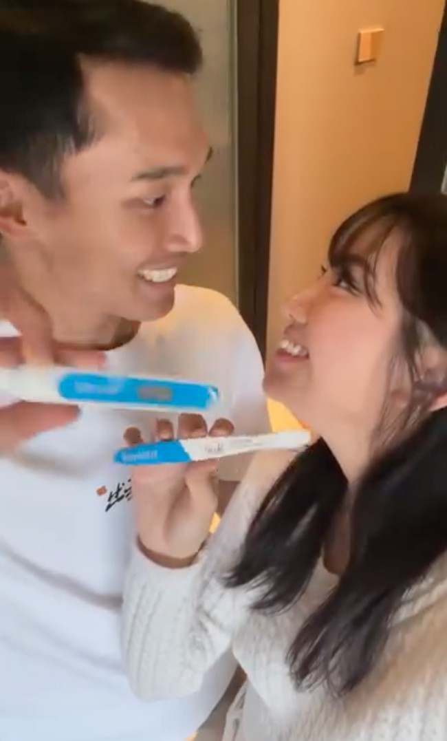 Pebulutangkis Jonathan Christie dan sang istri Shanju eks JKT48 baru saja mengumumkan kabar bahagia perihal kehamilan anak pertama. Kabar tersebut diumumkan melalui akun Instagram pribadi Shanju dan Jonathan. Foto: Instagram/@shanju