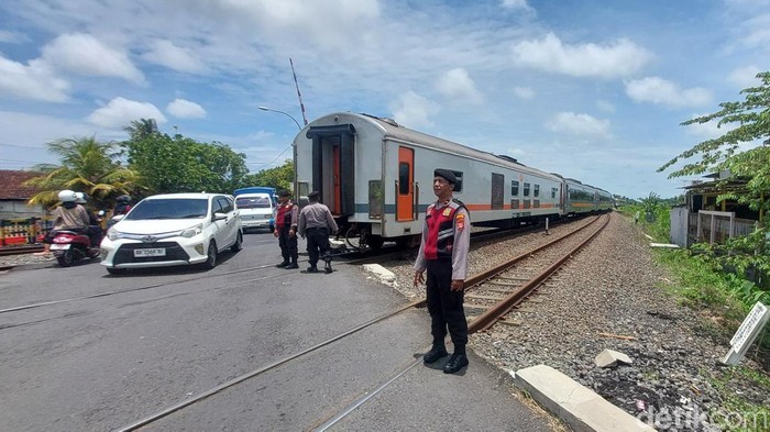 Kondisi KA Bogowonto yang macet di Stasiun Wates, Kulon Progo, Minggu (3/3).