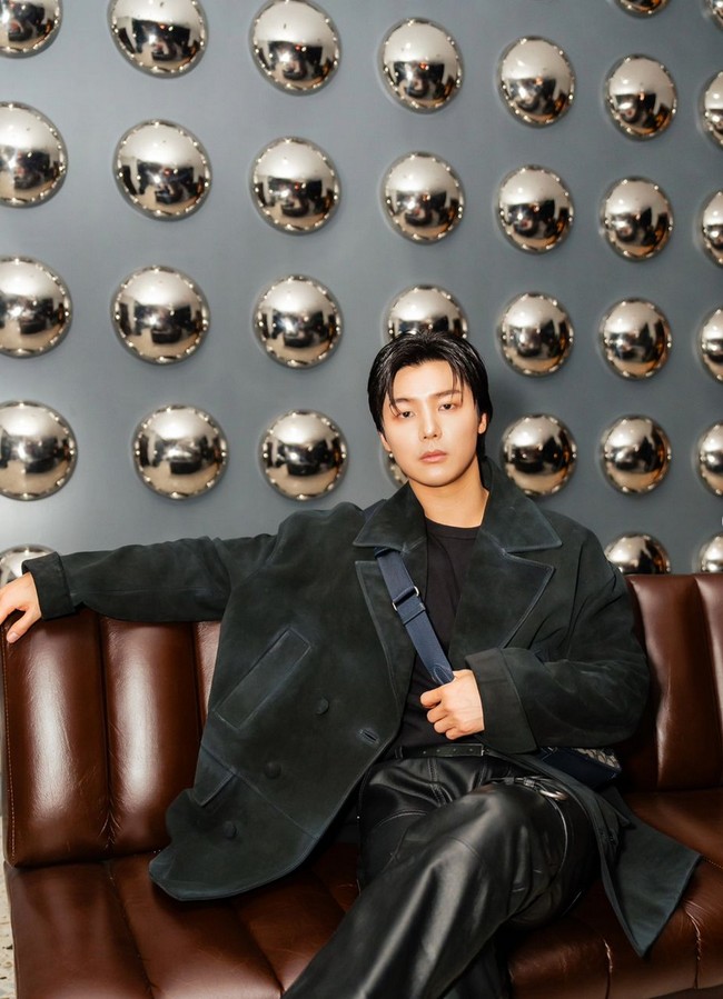 Tas crossbody berbahan jacquard warna hitam abu-abu melengkapi penampilan pria 32 tahun ini. Foto: Instagram/@mr_kanggun