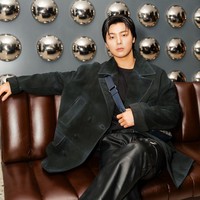 Tas crossbody berbahan jacquard warna hitam abu-abu melengkapi penampilan pria 32 tahun ini. Foto: Instagram/@mr_kanggun