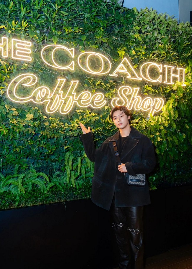 “Hai, saya akhirnya mengunjungi Grand Indonesia di Jakarta untuk menghadiri pembukaan Coach Restaurant pertama di dunia! Memang butuh waktu agak lama untuk kembali ke Indonesia, namun kehangatan para penggemar terasa berkat sambutan dan salam yang besar dari seluruh penggemar. Terima kasih BOICE-ku!!” tulisnya di unggahan foto Instagram. Foto: Instagram/@mr_kanggun