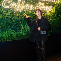 “Hai, saya akhirnya mengunjungi Grand Indonesia di Jakarta untuk menghadiri pembukaan Coach Restaurant pertama di dunia! Memang butuh waktu agak lama untuk kembali ke Indonesia, namun kehangatan para penggemar terasa berkat sambutan dan salam yang besar dari seluruh penggemar. Terima kasih BOICE-ku!!” tulisnya di unggahan foto Instagram. Foto: Instagram/@mr_kanggun