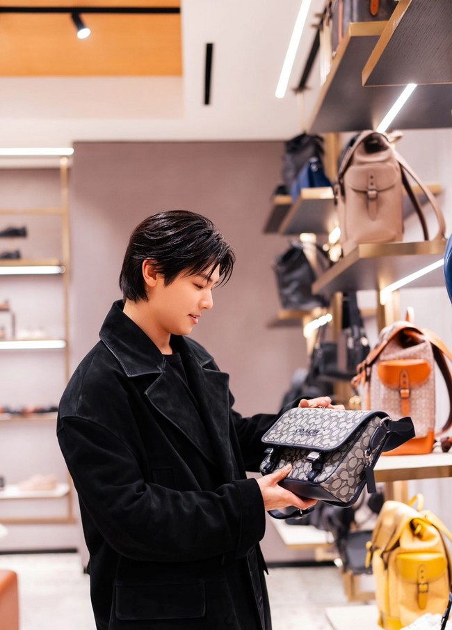 Kang Min Hyuk mengungkapkan kegembiraannya selama berada di Indonesia. Dia pun menyampaikan ucapan yang menyentuh hato untuk para BOICE (sebutan untuk fans CNBLUE) Indonesia. Foto: Instagram/@mr_kanggun