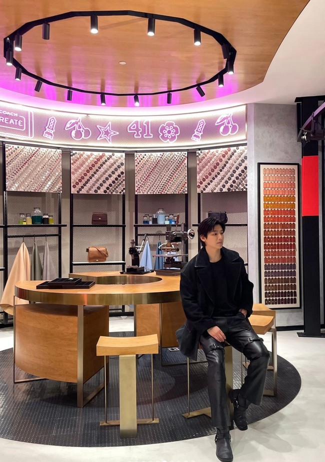 Drummer band CNBLUE ini tampil dengan busana serba hitam yang menimbulkan aura misterius. Mulai dari coat, T-shirt hingga celana kulit berwarna senada. Foto: Instagram/@mr_kanggun