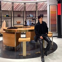 Drummer band CNBLUE ini tampil dengan busana serba hitam yang menimbulkan aura misterius. Mulai dari coat, T-shirt hingga celana kulit berwarna senada. Foto: Instagram/@mr_kanggun