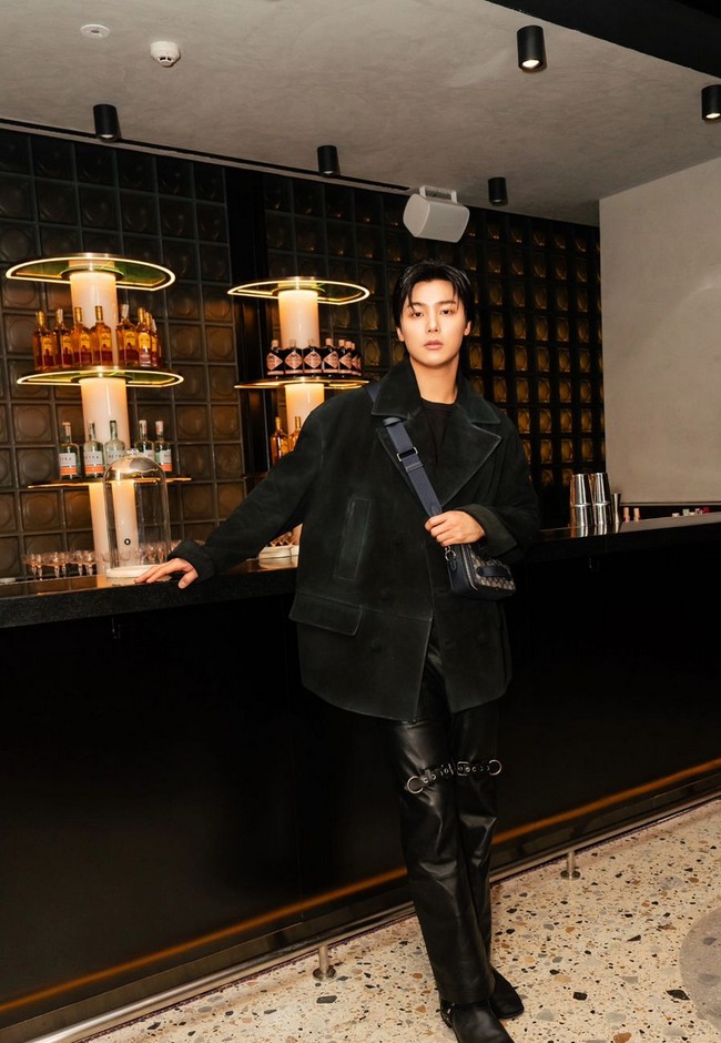 Kang Min Hyuk bertolak dari Korea Selatan ke Indonesia untuk menghadiri pembukaan Coach Restaurant pertama di dunia. Acara digelar pada Sabtu (2/3/2024) di Grand Indonesia, Jakarta Pusat. Foto: Instagram/@mr_kanggun