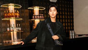 Gaya Serba Hitam Kang Min Hyuk di Pembukaan Coach Restaurant di Jakarta