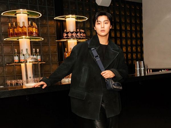 Gaya Serba Hitam Kang Min Hyuk di Pembukaan Coach Restaurant di Jakarta