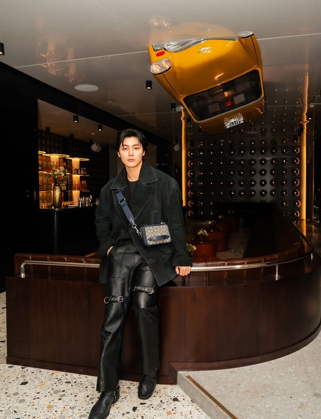 Busana dipadukan dengan boots yang juga bernuansa hitam. Foto: Instagram/@mr_kanggun