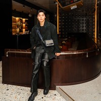 Busana dipadukan dengan boots yang juga bernuansa hitam. Foto: Instagram/@mr_kanggun