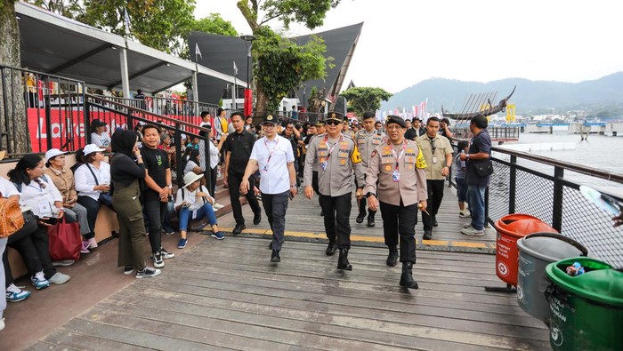 Kapolda Sumut dan jajaran memantau pelaksanaan F1 Powerboat di Danau Toba. (Dok Polda Sumut)