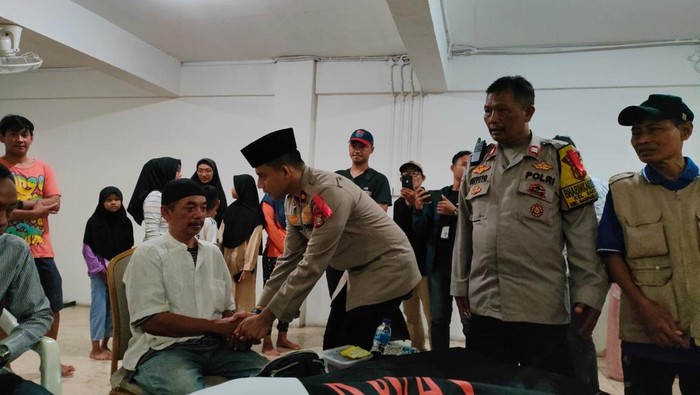 Kapolsek Mampang melayat ke rumah duka bocah tenggelam (dok istimewa)