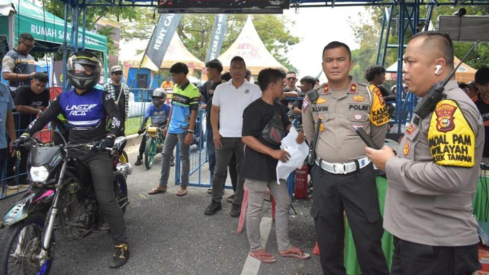 Kasat Lantas Polresta Pekanbaru saat melihat langsung event Drag Race