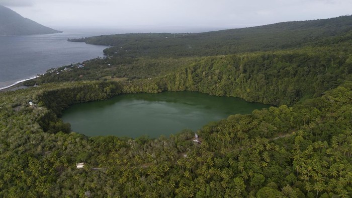 Sejumlah wisatawan mengunjungi Danau Tolire di Kelurahan Takome, Ternate, Maluku Utara, Minggu (3/3/2024).  Pemerintah Kota Ternate tengah fokus mengembangkan sektor pariwisata salah satunya menata fasilitas penunjang di objek wisata Danau Tolire dengan menggunakan dana APBD senilai  Rp15 miliar karena kawasan itu salah satu lokasi destinasi paling banyak dikunjungi wisatawan baik dari dalam maupun luar negeri yang diharapkan dapat mendorong peningkatan kunjungan wisatawan dan memacu ekonomi masyarakat. ANTARA FOTO/Andri Saputra/Spt.