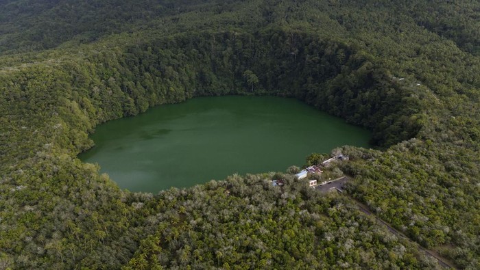Sejumlah wisatawan mengunjungi Danau Tolire di Kelurahan Takome, Ternate, Maluku Utara, Minggu (3/3/2024).  Pemerintah Kota Ternate tengah fokus mengembangkan sektor pariwisata salah satunya menata fasilitas penunjang di objek wisata Danau Tolire dengan menggunakan dana APBD senilai  Rp15 miliar karena kawasan itu salah satu lokasi destinasi paling banyak dikunjungi wisatawan baik dari dalam maupun luar negeri yang diharapkan dapat mendorong peningkatan kunjungan wisatawan dan memacu ekonomi masyarakat. ANTARA FOTO/Andri Saputra/Spt.