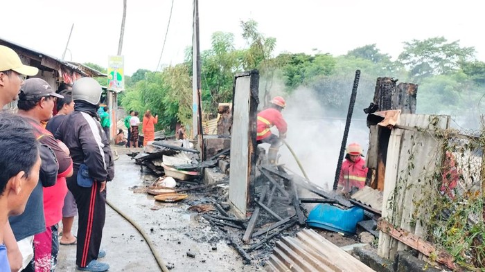 Kebakaran 29 kamar kos dengan bangunan semi permanen dan tiga warung di Denpasar, Bali, Minggu (3/3/2024). (Dok Polresta Denpasar)