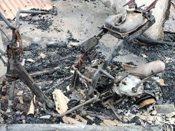 Penampakan motor yang hangus terbakar.