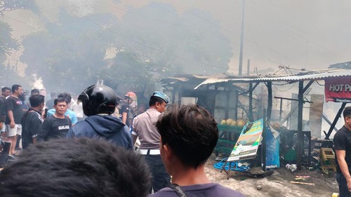 Sebuah bangunan kos di Jalan Sekar Sari nomer 3, Kesiman Kertalangu, Denpasar ludes dilalap api, Minggu (3/1/2024). (Dok. Polresta Denpasar)