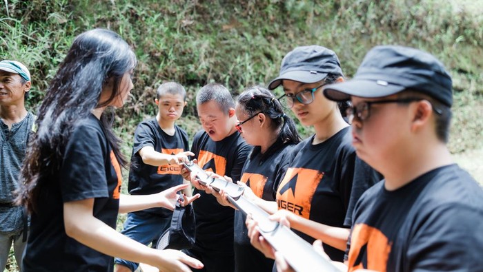 Keceriaan anak-anak disabilitas binaan House of Hope saat mendaki Curug Tilu Leuwi Opat, Kecamatan Parongpong, Kabupaten Bandung Barat