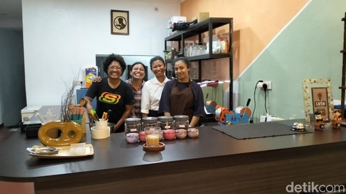 Kedai Kopi SAa di Jalan Soekarno, LLBK, Kecamatan Kota Lama, Kota Kupang. Kedai kopi ini juga merangkul para penyandang disabilitas sebagai barista. (Foto: Anastasya Berek/detikBali)