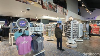 Sebelum pulang, wajib mampir nih ke The Space Shop. Ini adalah toko suvenir merchandise NASA terbesar dan terlengkap sedunia. Foto: Fitraya Ramadhanny/detikcom