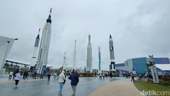 Rocket Garden, museum terbuka yang memajang 9 roket tinggi menjulang yang pernah bertugas di NASA. Tiket masuk Kennedy Space Center Visitor Complex adalah USD 75 (Rp 1,1 juta) untuk dewasa dan untuk anak 3-11 tahun harganya USD 65 (Rp 1 juta). Foto: Fitraya Ramadhanny/detikcom