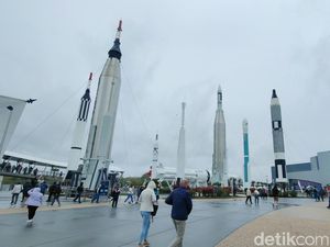 Roket Antariksa Sampai Rover Mars di Kennedy Space Center