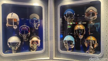 Aneka helm pilot yang pernah dipakai, keren ya! Foto: Fitraya Ramadhanny/detikcom