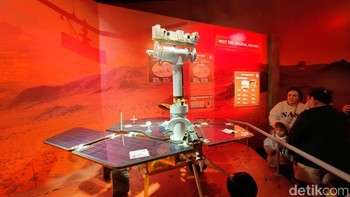 Ini dia wujud rover pertama yang dikirim ke Planet Mars. Warna merah mendominasi nuansa di museum ini. Foto: Fitraya Ramadhanny/detikcom