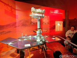 Roket Antariksa Sampai Rover Mars di Kennedy Space Center