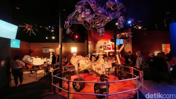 Gedung Journey to Mars adalah museum yang khusus membahas perjalanan misi NASA untuk bisa menjelajahi Si Planet Merah. Tentunya di sini adalah koleksi lengkap aneka rover yang dikirim ke Mars. Foto: Fitraya Ramadhanny/detikcom