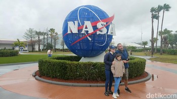 Bola NASA raksasa menyambut kita menjelang gerbang masuk utama Kennedy Space Center Visitor Complex. Ini adalah taman rekreasi dan edukasi bertema antariksa dengan memadukan museum indoor dan outdoor serta bioskop tematik. Foto: Fitraya Ramadhanny/detikcom