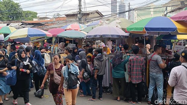 Keramaian Pasar Tanah Abang jelang Ramadan (Rizky Adha Mahendra/detikcom)