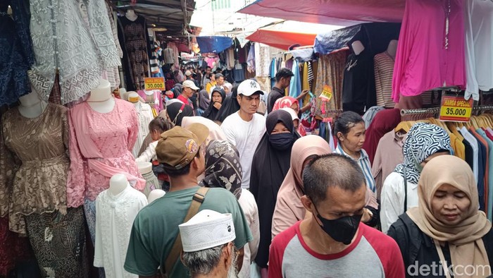 Keramaian Pasar Tanah Abang jelang Ramadan (Rizky Adha Mahendra/detikcom)