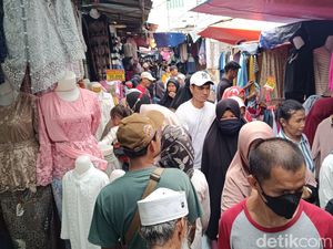 Pasar Tanah Abang Ramai Pengunjung Jelang Ramadan, Pedagang Senang Omzet Naik