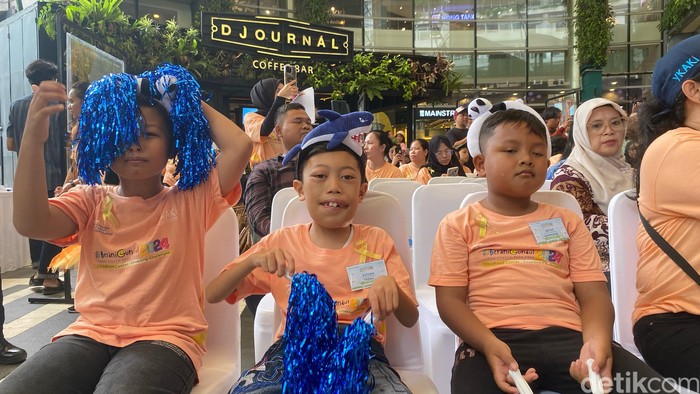 Aksi potong rambut masal #BeraniGundul YKAKI berlangsung meriah di Piazza, Gandaria City, Jakarta Selatan, Minggu (3/3/2024). Intip keseruannya di sini.