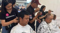 Tidak hanya orang dewasa saja yang mengikuti aksi potong rambut, anak-anak dan remaja pun boleh ikut serta dalam potong rambut massal ini. Bahkan, ada bilik khusus juga untuk perempuan yang berhijab.  Foto: Della Monica Stefanni/detikHealth