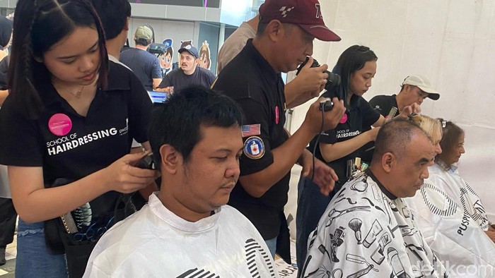 Antusiasme Warga Ikut Aksi #BeraniGundul Demi Kepedulian Kanker Anak