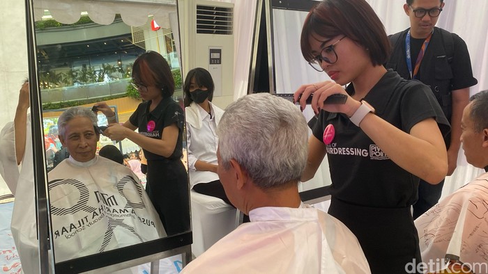 Aksi potong rambut masal #BeraniGundul YKAKI berlangsung meriah di Piazza, Gandaria City, Jakarta Selatan, Minggu (3/3/2024). Intip keseruannya di sini.