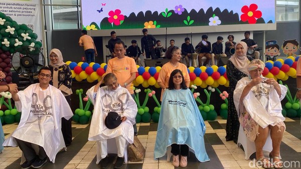 Keseruan Aksi #BeraniGundul, Potong Rambut Massal Peduli Kanker Anak
