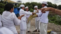 Upacara Melasti digelar untuk menghanyutkan kotoran alam menggunakan air kehidupan.