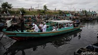 Dalam kepercayaan Hindu, sumber air seperti danau, dan laut dianggap sebagai air kehidupan (tirta amerta).