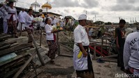 Upacara Melasti dilaksanakan di pinggir pantai dengan tujuan mensucikan diri dari segala perbuatan buruk pada masa lalu dan membuangnya ke laut.