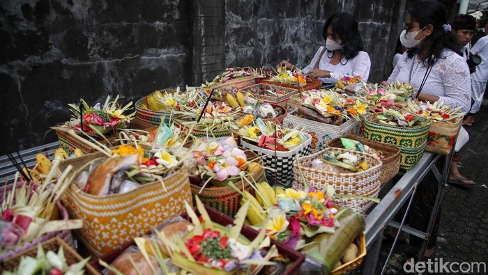 Khidmat Upacara Melasti di Pesisir Jakarta Umat Hindu melaksanakan rangkaian upacara Melasti di Pura Segara, Jakarta, Minggu (3/3/2024).